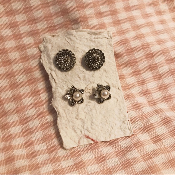 Silver flower earrings - Picture 2 of 2